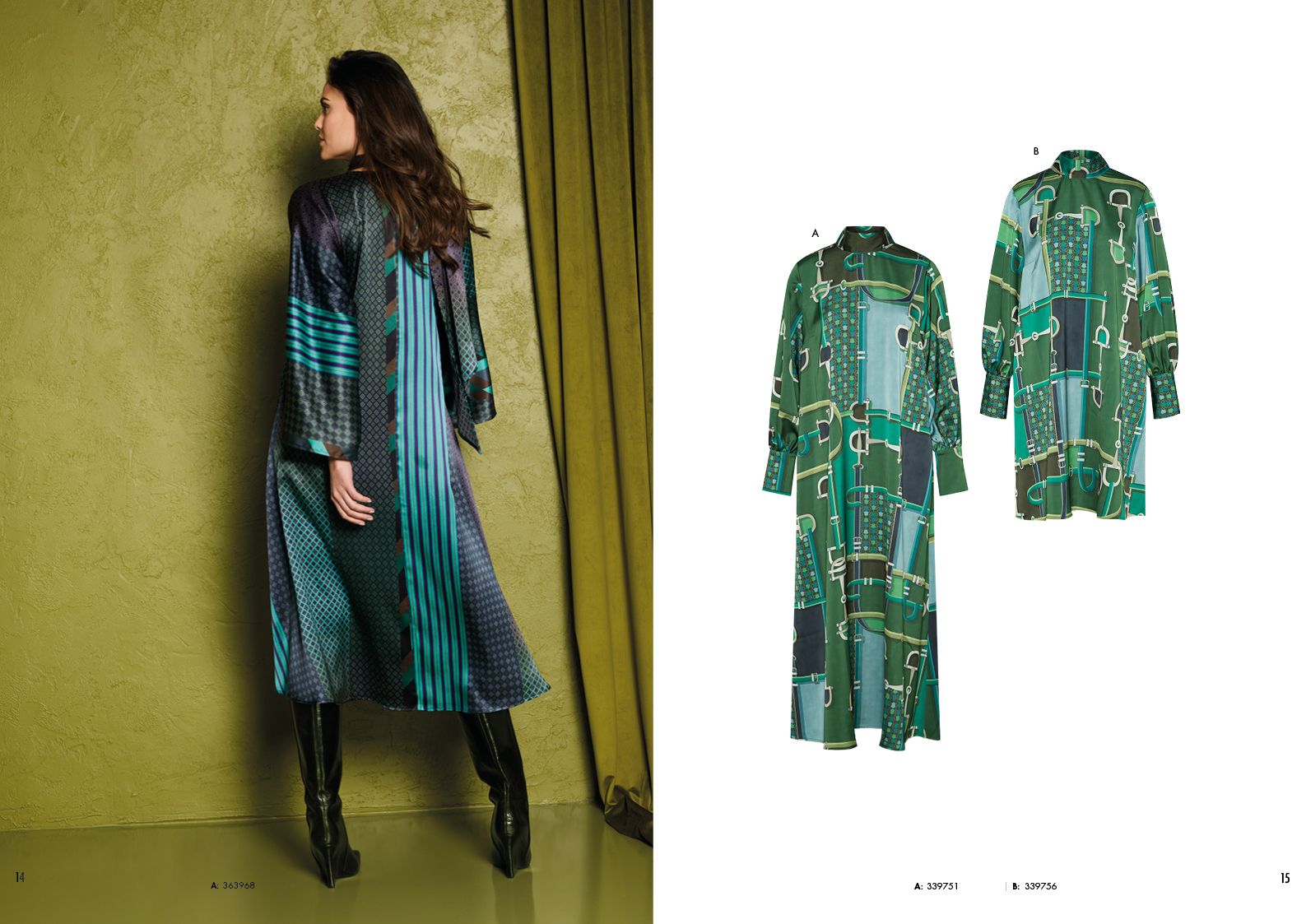 Frau trägt langes, gemustertes Kleid mit geometrischen Mustern in Blau- und Grüntönen, stehend vor Wand.