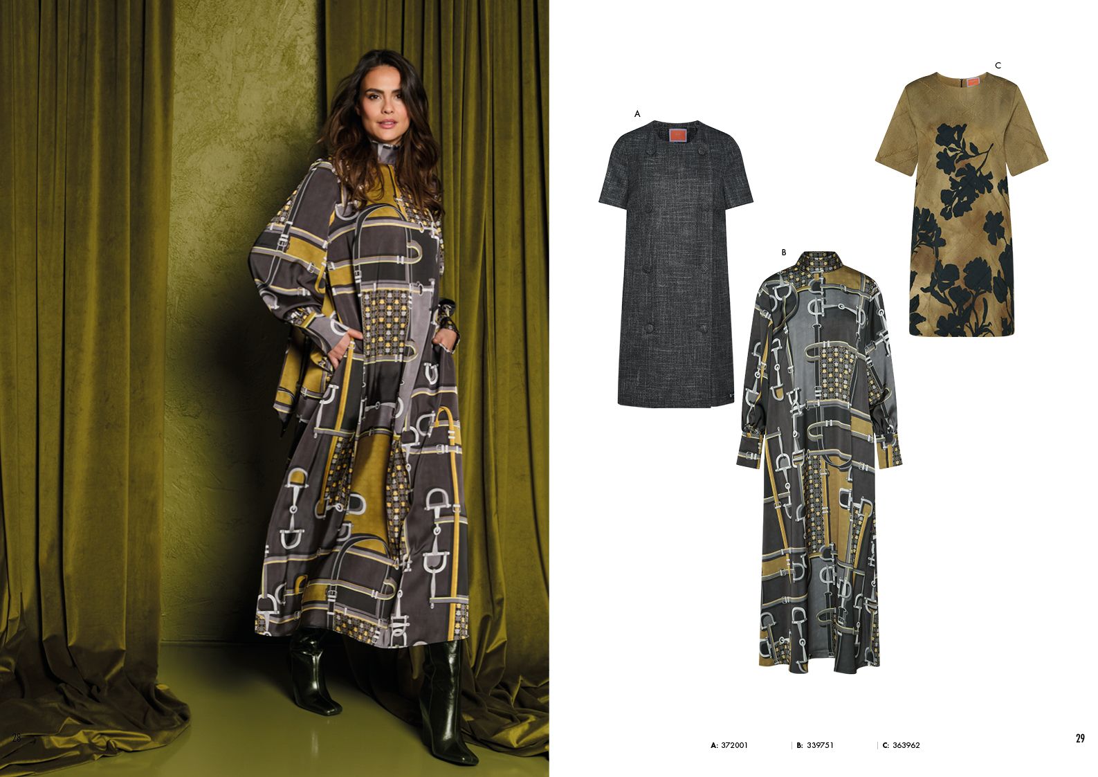 Frau trägt buntes, gemustertes Maxikleid mit geometrischen Mustern, umgeben von zwei weiteren Kleidungsstücken.