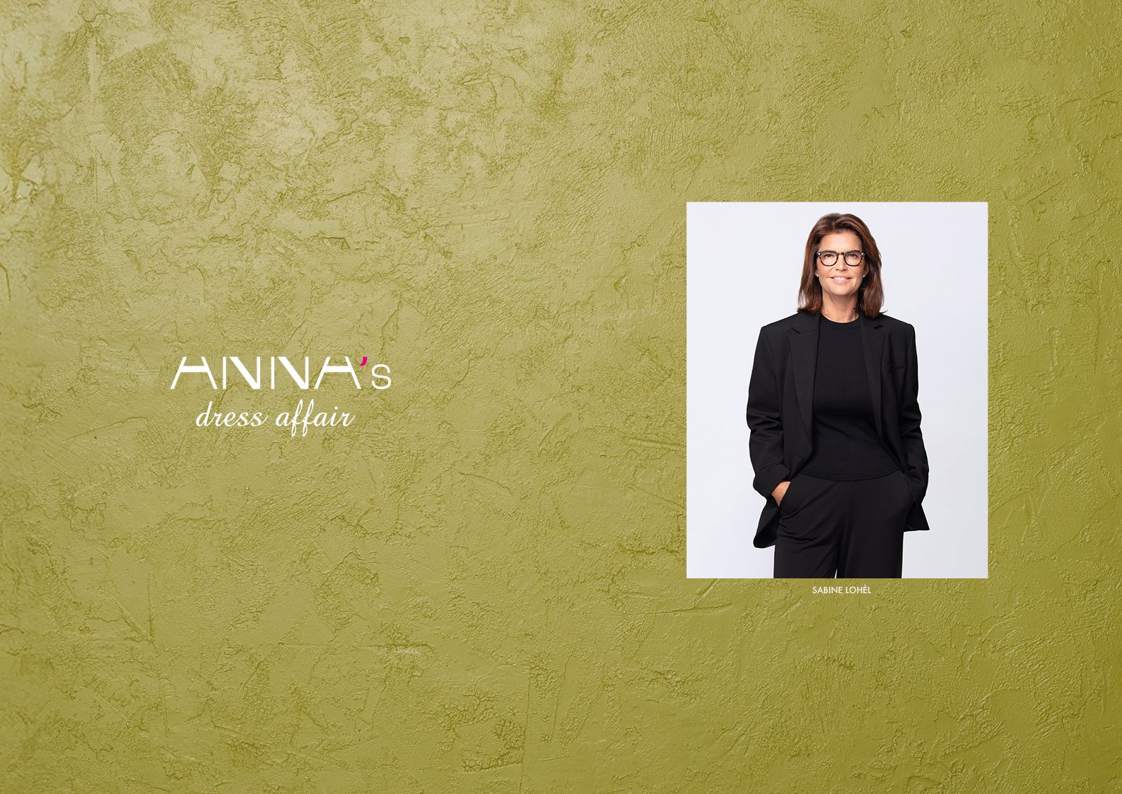 Frau in elegantem Business-Outfit vor texturiertem Hintergrund, Anna’s Dress Affair.