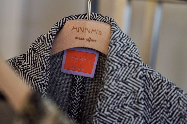 Hergestellt von Anna’s Dress Affair: schwarzer herringbone Blazer mit Etikett.